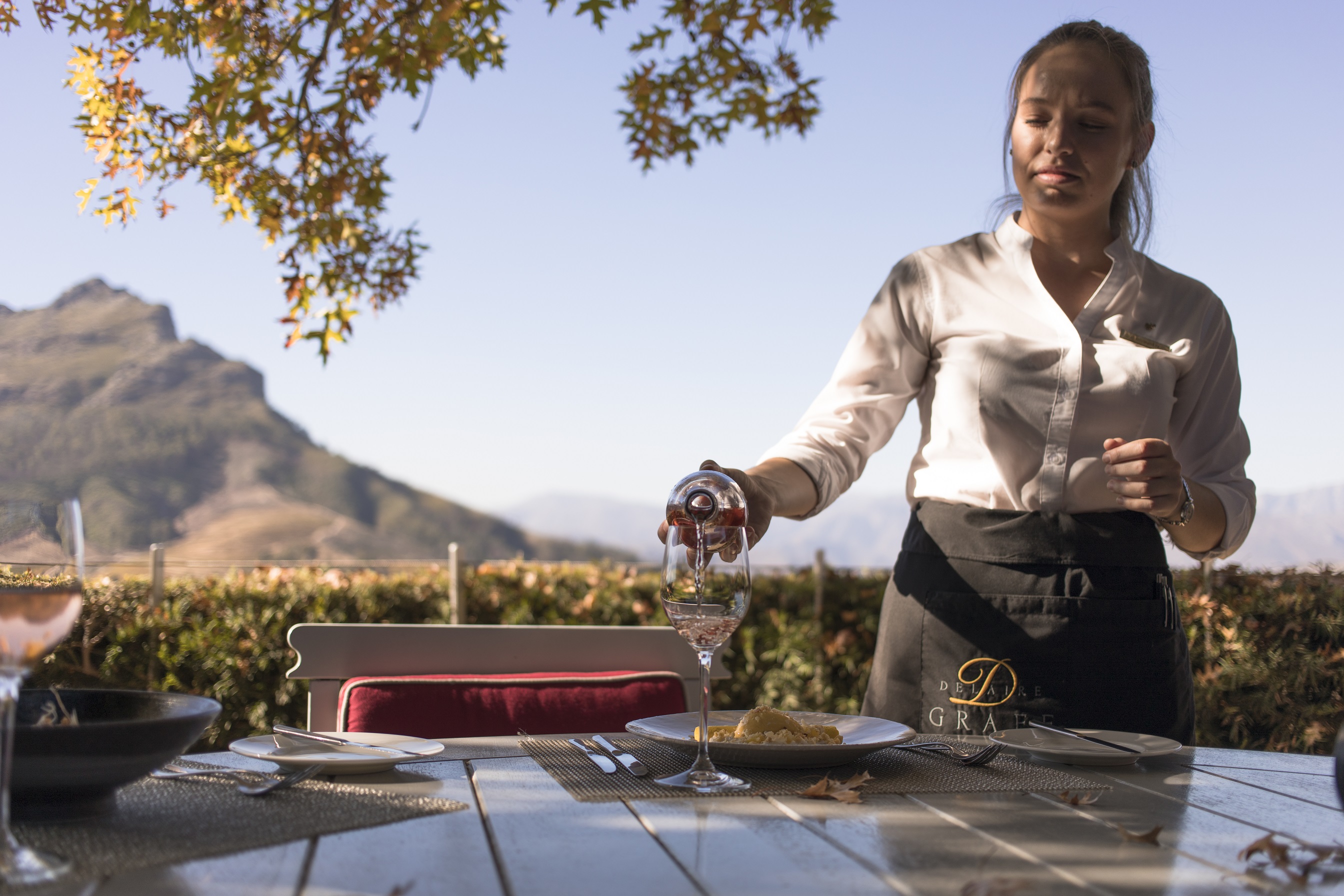 waiter-pouring-wine-monutain-cape-winelands-D6A8107.jpg